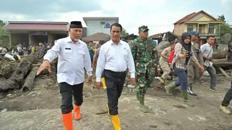 Gubernur Sumbar Mahyeldi Ansharullah dan Menteri Pertanian, Amran Sulaiman di lokasi bencana alam. (Foto: Istimewa)