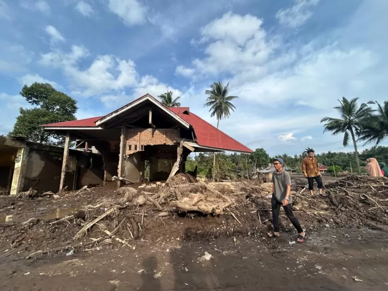 Satu unit rumah hancur dihantam banjir bandang 'galodo' di Kabupaten Tanah Datar, Sumatera Barat. (Foto: Halonusa.id)