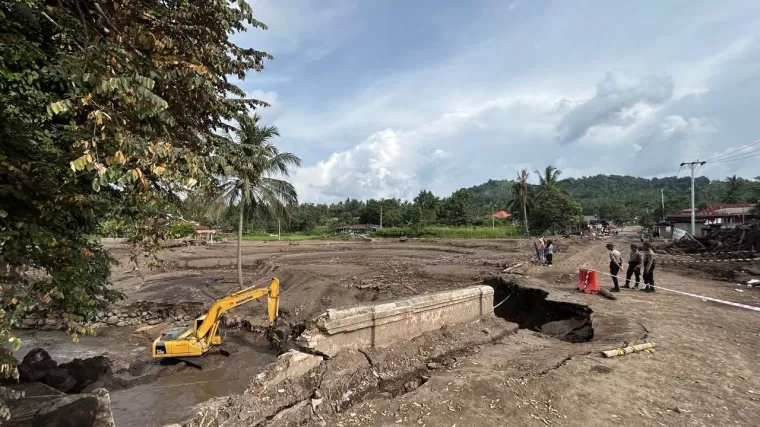 Dampak banjir bandang dan lahar dingin di Kabupaten Tanah Datar, Sumatera Barat. (Foto: Halonusa.id)