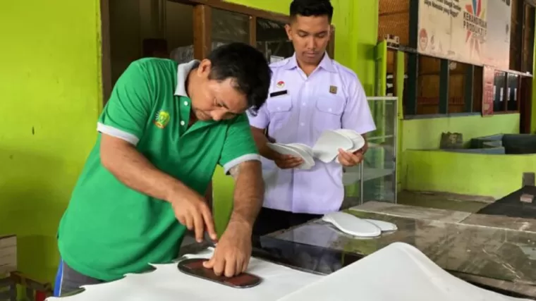 Produksi sendal hotel di Lapas Kelas IIA Padang. (Foto: Istimewa)