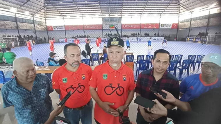 Gubernur Sumbar Mahyeldi Ansharullah usai membuka Liga Futsal Nusantara 2024. (Foto: Istimewa)