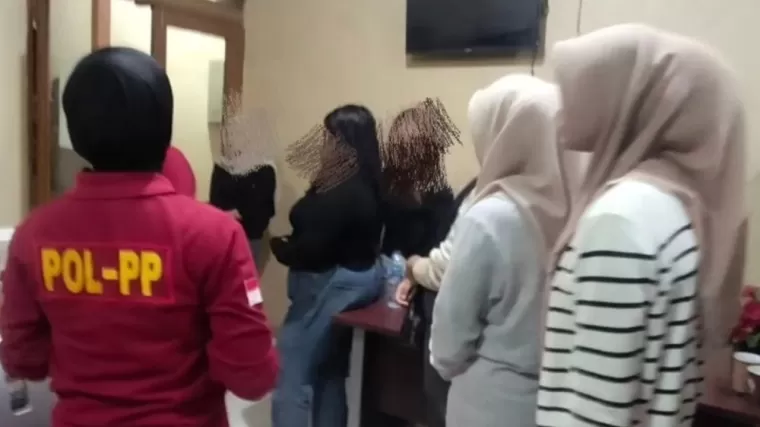 Tujuh wanita diamankan Satpol PP Padang. (Foto: Istimewa)