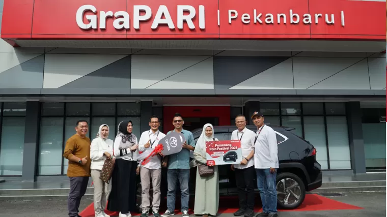 Telkomsel serahkan hadiah berupa satu unit mobil Toyota Yaris Cross dari Program Undi Undi Hepi Telkomsel Periode 1 November - 31 Desember 2023 (21/5) di Grapari Telkomsel Pekanbaru. (Foto: Telkomsel)