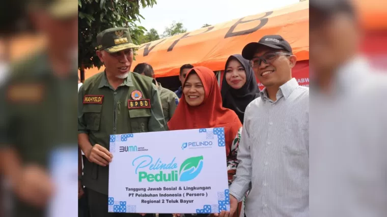Pelindo Regional 2 Teluk Bayur memberikan bantuan kepada korban bencana alam di Sumbar. (Foto: Istimewa)