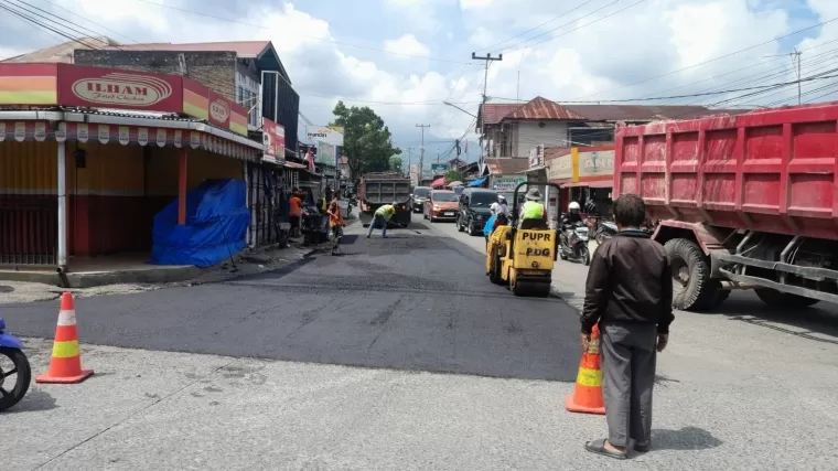 Pemko Padang Gencar Perbaiki Jalan Rusak