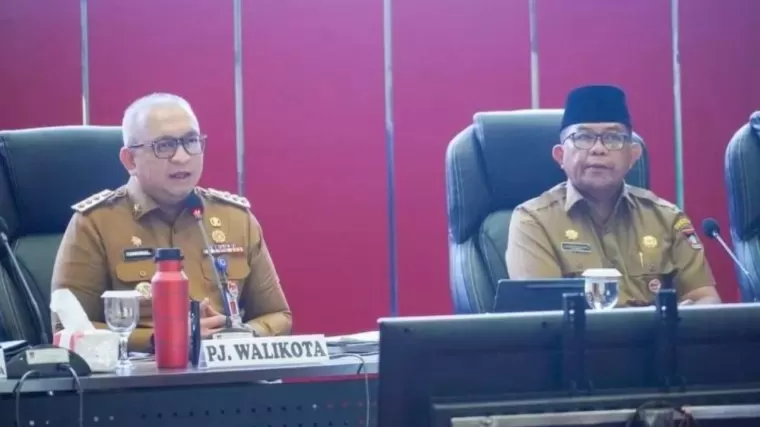 Pj Wako Padang Andree Algamar saat memimpin rapat staf bulanan Pemko Padang di Ruang Rapat Bagindo Aziz Chan, Balai Kota Padang, Senin 27 Mei 2024. (Foto: Istimewa)