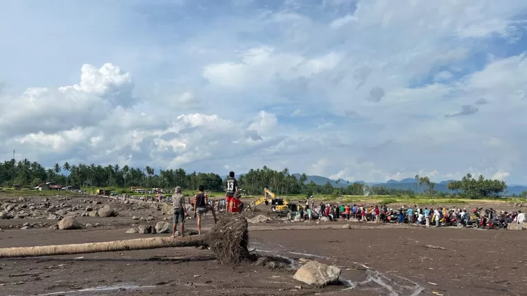 Proses pencarian korban pascabanjir bandang 'galodo' di Tanah Datar, Sumatera Barat. (Foto: Halonusa.id)