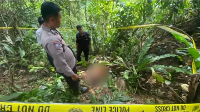 Polisi di TKP penemuan mayat nenek yang berusia 97 tahun di Solok. (Foto: Istimewa)