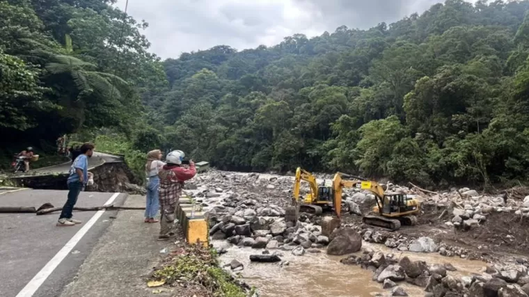 Dua alat berat tampak beroperasi di sungai kawasan Lembah Anai, Tanah Datar, Sumatera Barat pascabanjir bandang. (Foto: Halonusa.id)
