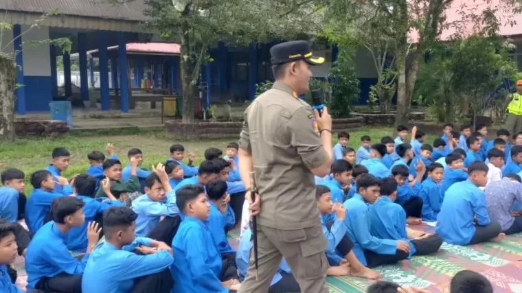 Satpol PP Padang sambangi SMPN 27 dalam sosialisasi anti tawuran. (Foto: Istimewa)