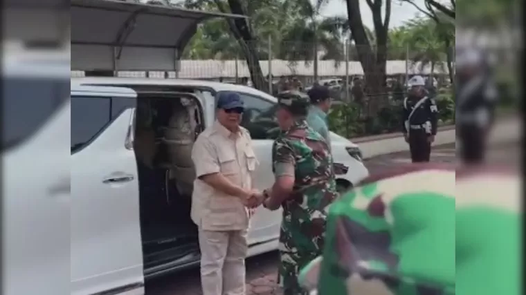 Tangkapan layar Menteri Pertahanan Indonesia, Prabowo Subianto tiba di Sumatera Barat, Kamis 16 Mei 2024. (Foto: Istimewa)