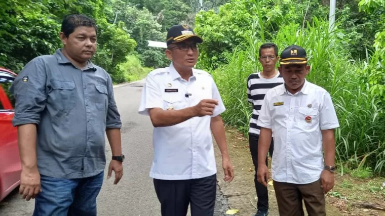 Wali Kota Padang Hendri Septa saat meninjau jalan rusak di sejumlah titik kota Padang. (Foto: Istimewa)