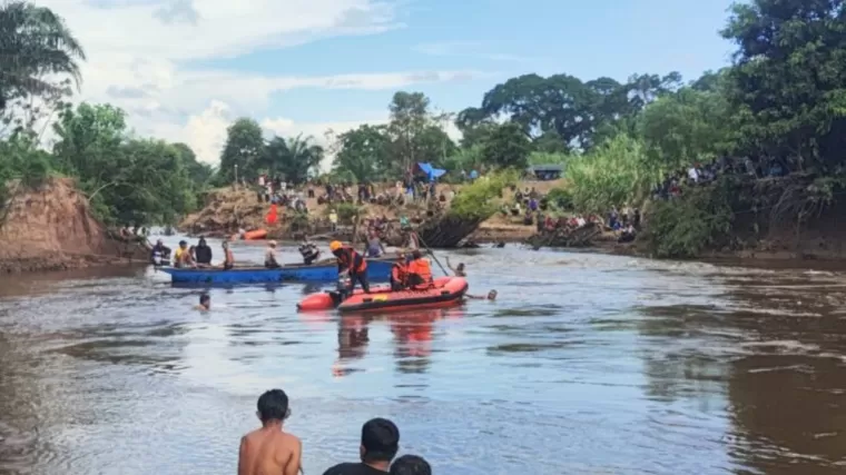 Tim Gabungan SAR sedang mencari dua karyawan perkebunan kelapa sawit yang diduga tenggelam di sungai Nagari Lunang, Kecamatan Lunang, Kabupaten Pesisir Selatan, Sumatera Barat. (Foto: Istimewa)