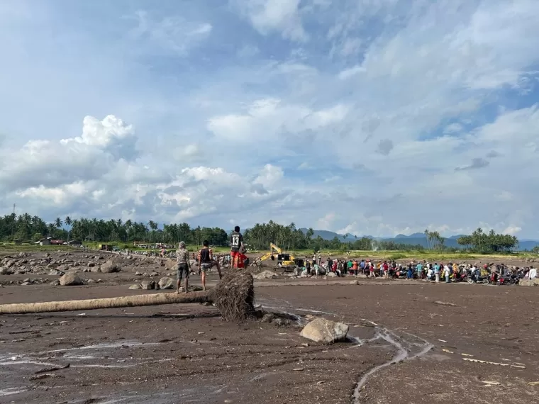 Proses pencarian korban pascabanjir bandang 'galodo' di Tanah Datar, Sumatera Barat. (Foto: Halonusa.id)