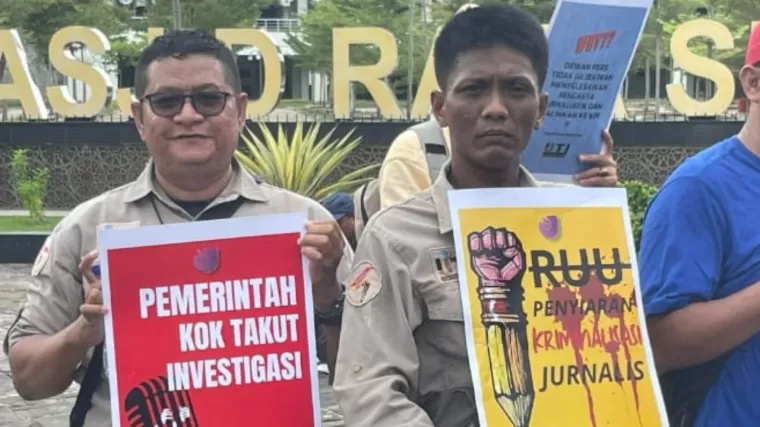 Jurnalis Sumatera Barat lakukan aksi menolak RUU penyiaran. (Foto: Istimewa)