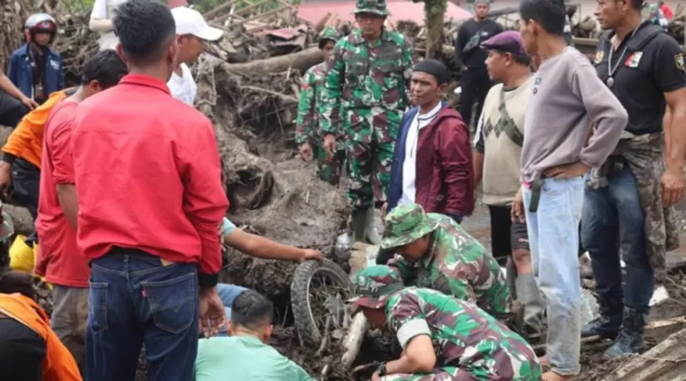 Tim gabungan mencari korban banjir bandang dan lahar dingin di Sumatera Barat. (Foto: Istimewa)