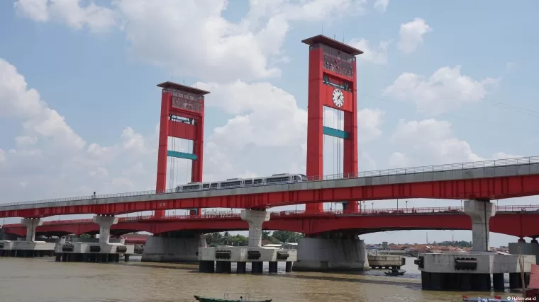 Jembatan Ampera di Kota Palembang. (Foto: Wikipedia)