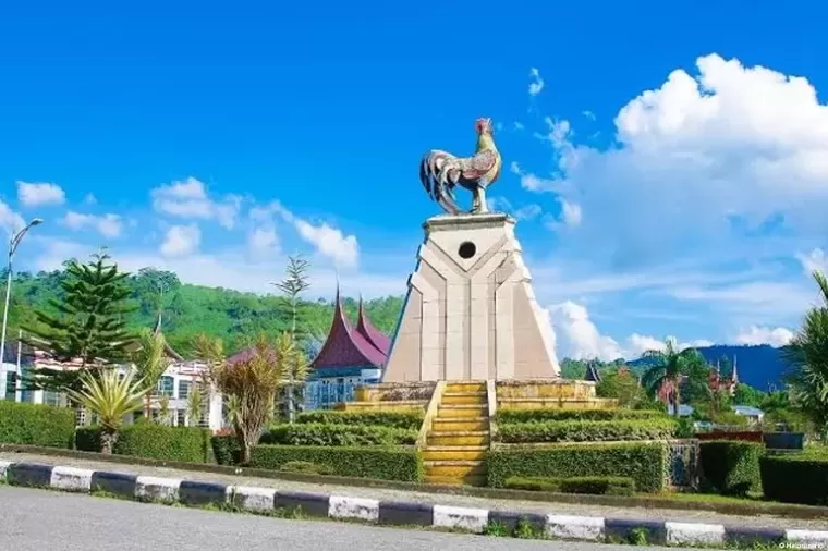 Tugu Ayam di Kabupaten Solok. (Foto: Istimewa)