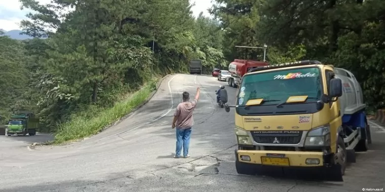 Pak Ogah di Sitinjau Lauik. (Foto: Kompas/Perdana Putra)