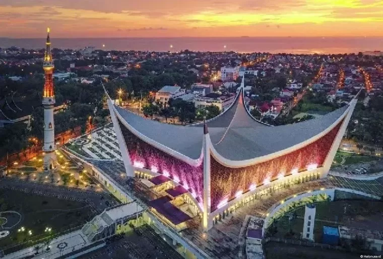 Masjid Raya Sumbar, Kota Padang. (Foto: Istimewa)