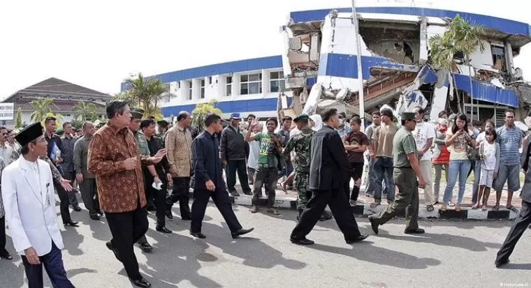 Presiden RI Susilo Bambang Yudhoyono saat mengunjungi Sumatera Barat pascagempa 2009. (Foto: Kompasiana) 