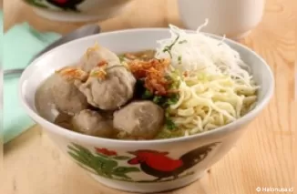 Makan bakso enak di Kota Bukittinggi. (Foto: Istimewa)