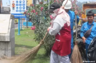 Aksi bersih-bersih yang dilakukan oleh petugas kebersihan di Pelindo II Teluk Bayur Padang. (Foto: Istimewa)