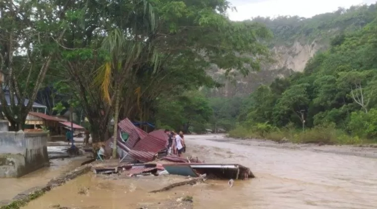 Kondisi pascabanjir di Ngarai Sianok, Bukittinggi. (Foto: Padang.Tribunnews)