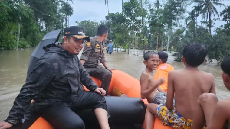 BPBD Padang Evakuasi 11 Warga Terdampak Banjir dengan Perahu Karet