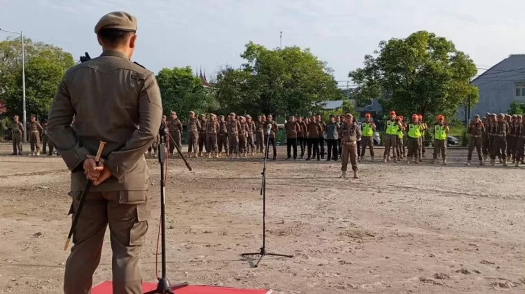 Evaluasi dan Pesan Kasatpol PP Padang dalam Apel di Lapangan Pamong Praja