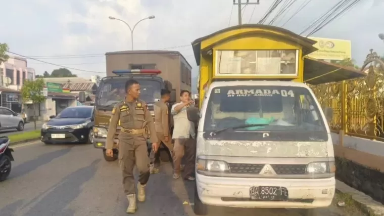 PKL di Lubuk Begalung Ditertibkan Satpol PP Padang. (Foto: Istimewa)