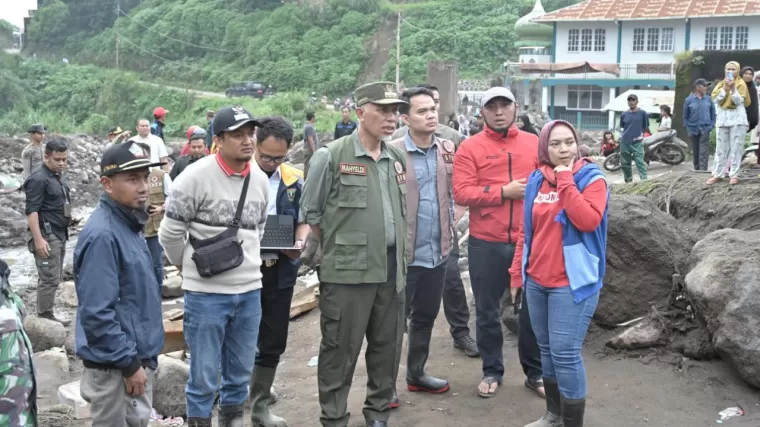 Mahyeldi Ansharullah Gubernur Sumbar saat meninjau lokasi bencana alam. (Foto: Istimewa)