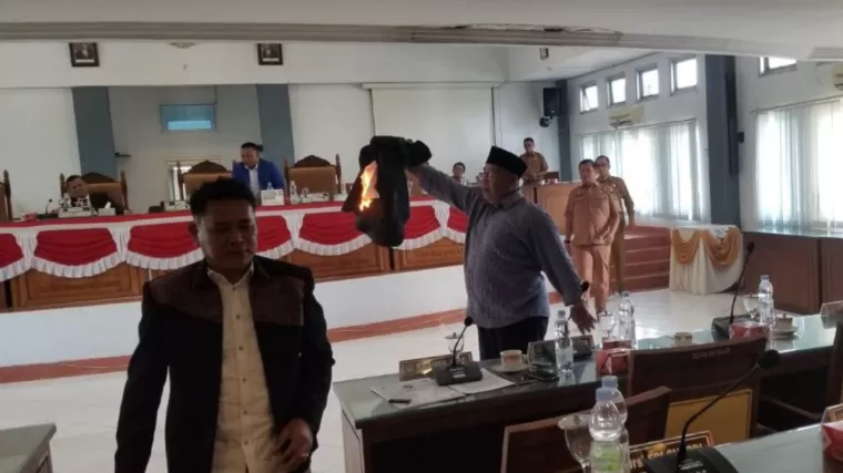 Wakil Ketua Fraksi Partai Gerindra, Khairul Apit saat membakar jas miliknya saat sidang paripurna DPRD Limapuluh Kota. (Foto: Istimewa)