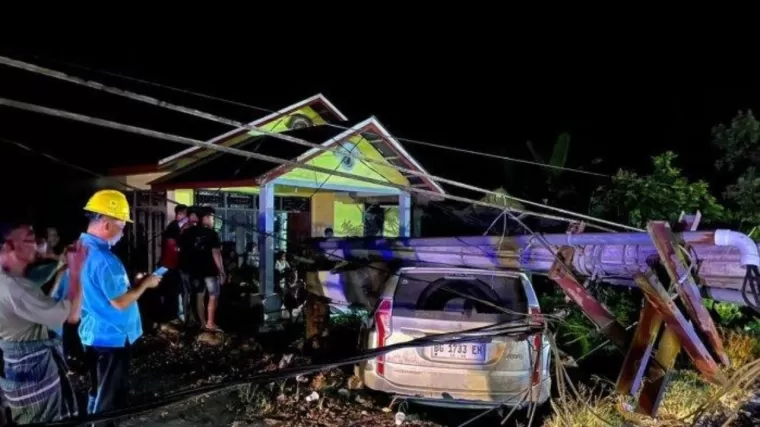 Mobil Pajero tabrak tiang listrik di Pasaman Barat, Sumbar. (Foto: Istimewa)