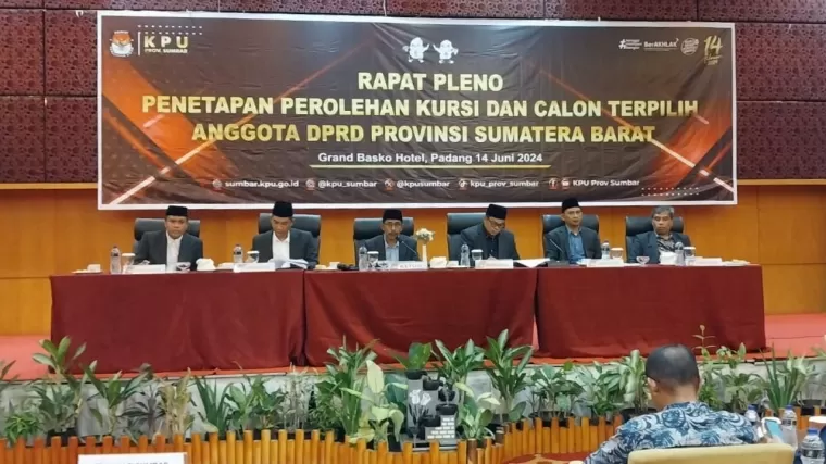 Rapat pleno KPU Sumbar yang berlangsung di Grand Basko Hotel Padang. (Foto: Heru Candriko/Halonusa.id)