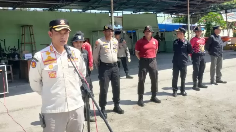 Kepala Satuan Polisi Pamong Praja (Satpol PP) Kota Padang, Chandra Eka Putra, memimpin apel penutupan latihan penanggulangan huru-hara (PHH). (Foto: Istimewa)