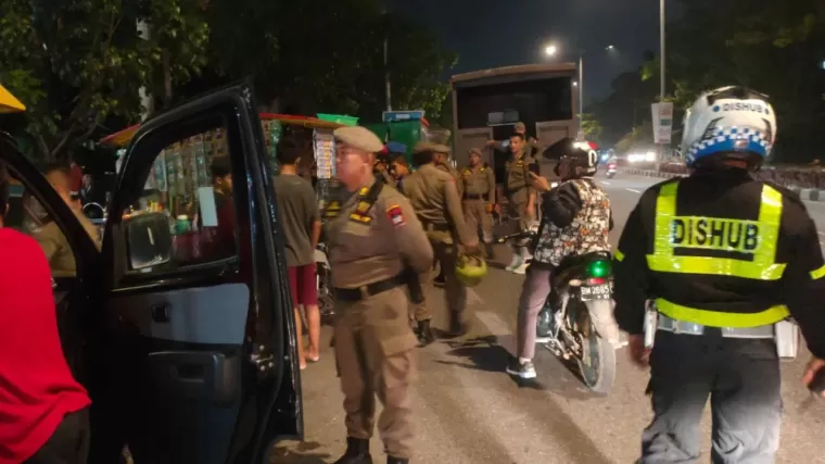 Tim gabungan Satpol PP Padang dan Dishub lakukan penertiban parkir liar di jalan Khatib Sulaiman. (Foto: Istimewa)