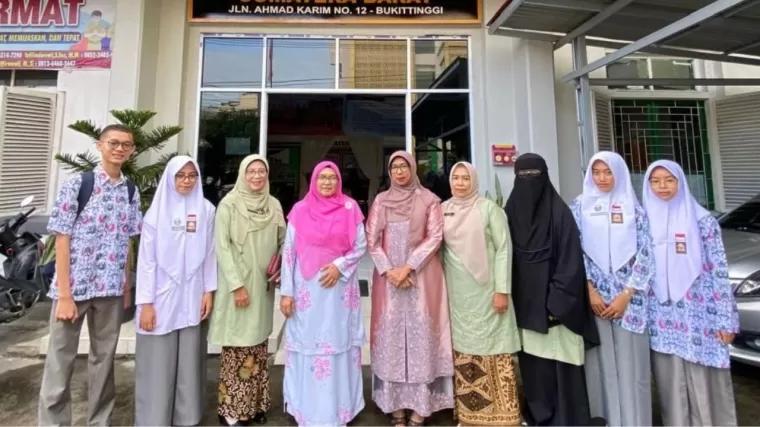 Foto bersama dengan 4 orang siswa dan 2 orang guru SMAN 1 Bukittinggi yang akan bertolak ke Jerman. (Foto: Istimewa)