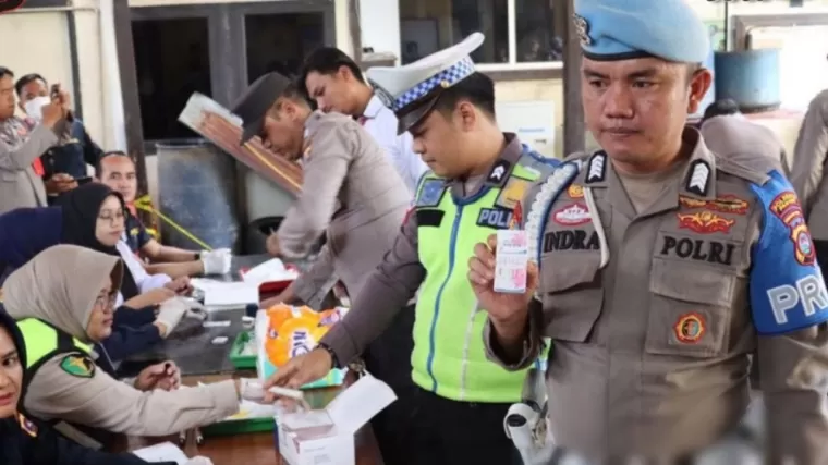 Polresta Padang lakukan tes urine seluruh personel. (Foto: Istimewa)