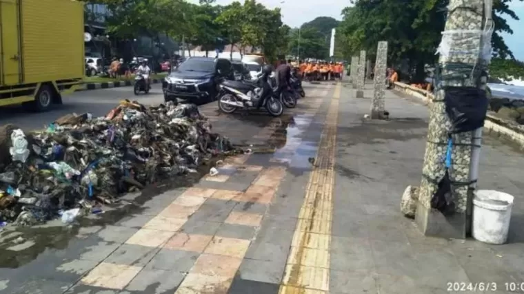 Sampah yang menumpuk di sekitar Pantai Padang. (Foto: Istimewa)