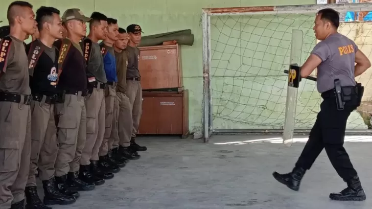 Satpol PP Kota Padang mengadakan pelatihan Penanggulangan Huru-hara (PHH) di Lapangan Pamong Praja pada Rabu (5/6). (Foto: Istimewa)