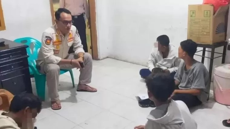 Satpol PP Padang amankan lima siswa SMP diduga hendak tawuran. (Foto: Istimewa)