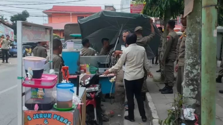Satpol PP Padang Lakukan Penertiban PKL, Trotoar Kembali Diperuntukkan Pejalan Kaki