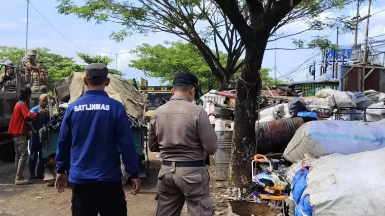 Satpol PP Padang Tertibkan Pengepul Barang Bekas di Aia Pacah