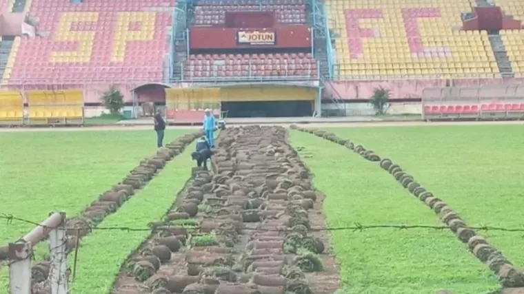 Rumput Stadion H Agus Salim Kota Padang. (Foto: Dede Amri/HarianSinggalang)