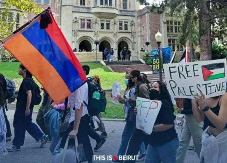 Pengunjuk rasa memegang bendera Armenia menyerukan dukungan untuk Palestina (foto: thisisbeirut.com)