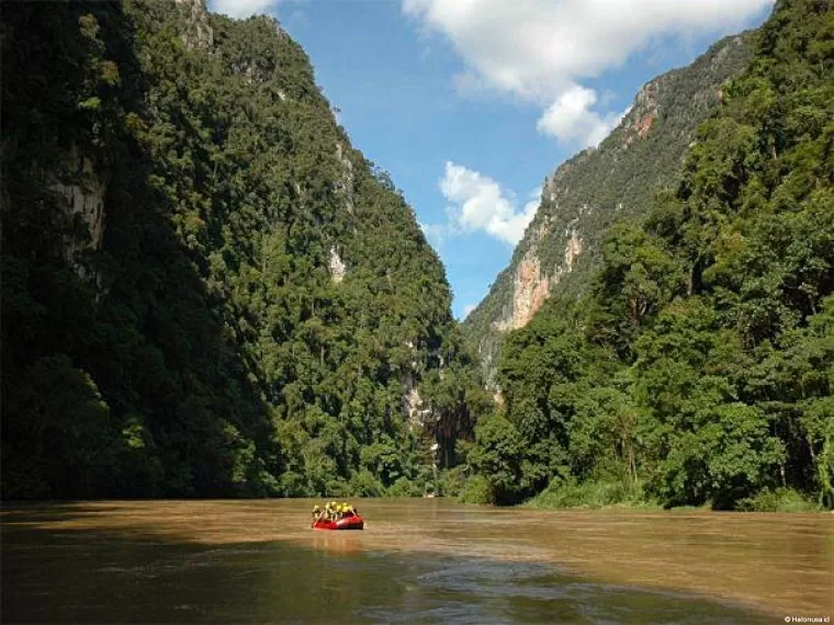 Arung Jeram di Sungai Batang Kuantan. (Foto: Istimewa)