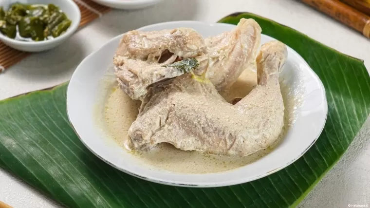 Ayam Pop di RM Family Bukittinggi. (Foto: Istimewa)