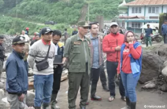 Mahyeldi Ansharullah Gubernur Sumbar saat meninjau lokasi bencana alam. (Foto: Istimewa)