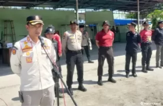 Kepala Satuan Polisi Pamong Praja (Satpol PP) Kota Padang, Chandra Eka Putra, memimpin apel penutupan latihan penanggulangan huru-hara (PHH). (Foto: Istimewa)